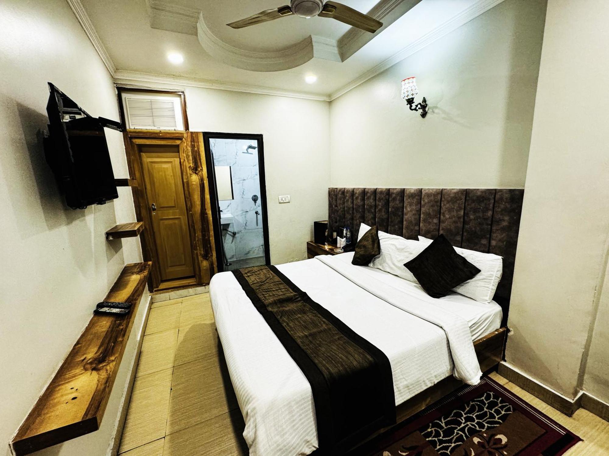 Hotel Nityaa Suites 뉴델리 외부 사진