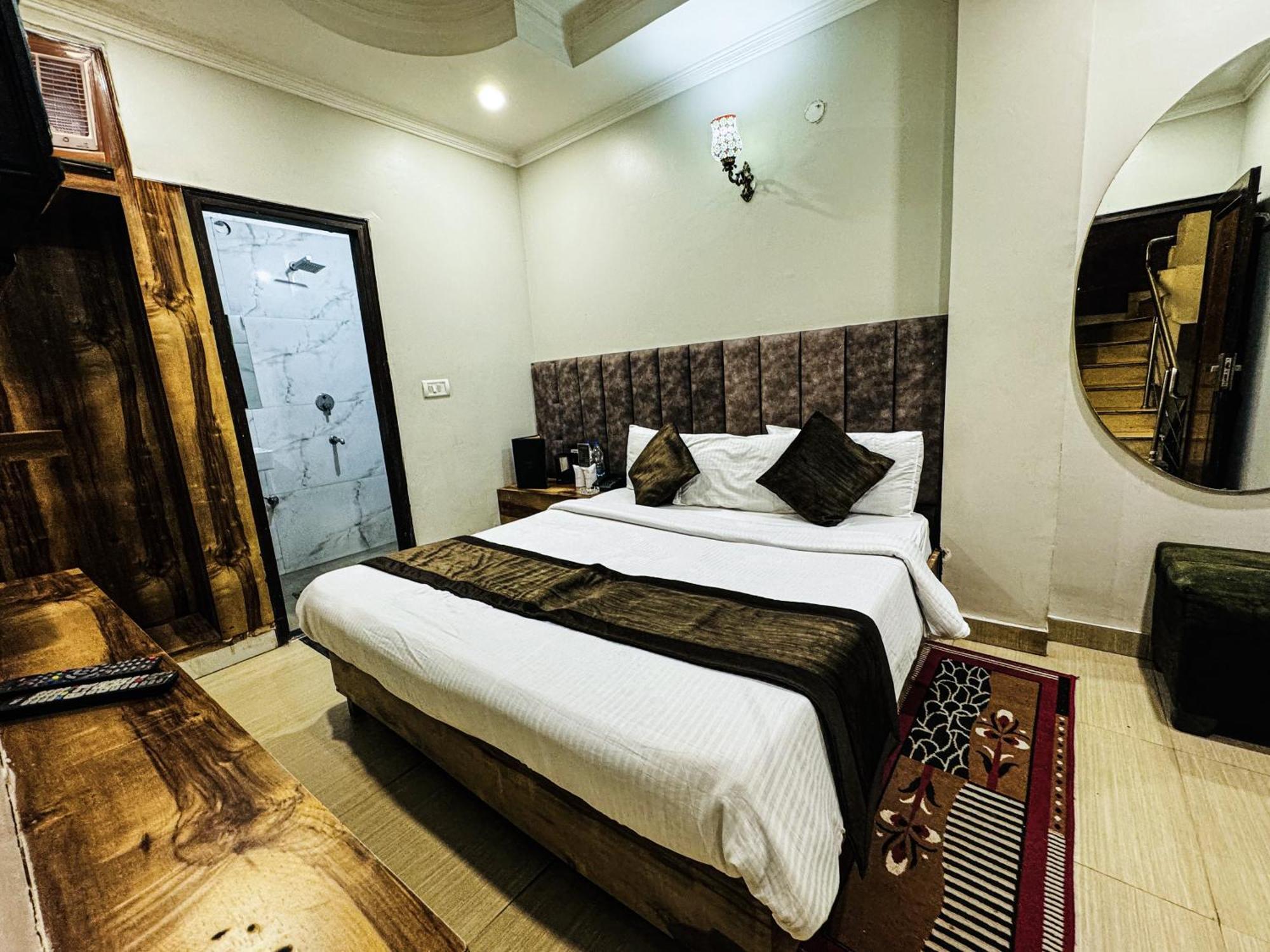 Hotel Nityaa Suites 뉴델리 외부 사진